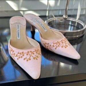 Manolo Blahnik Light Pink Embroidered Pointed-Toe Mules 37.5